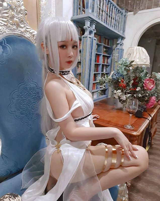 写真喝红酒的白发女郎