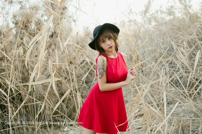 胡杨林里的夏美酱沙漠之旅