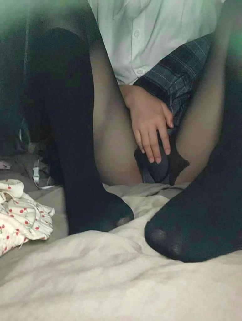 [小母狗] 大学生 -  白丝黑丝哪个好[100P]