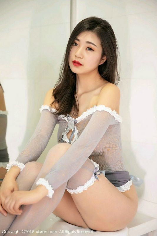 女神宋Kiki私房灰色半透渔网服配灰丝袜秀豪乳诱惑写真