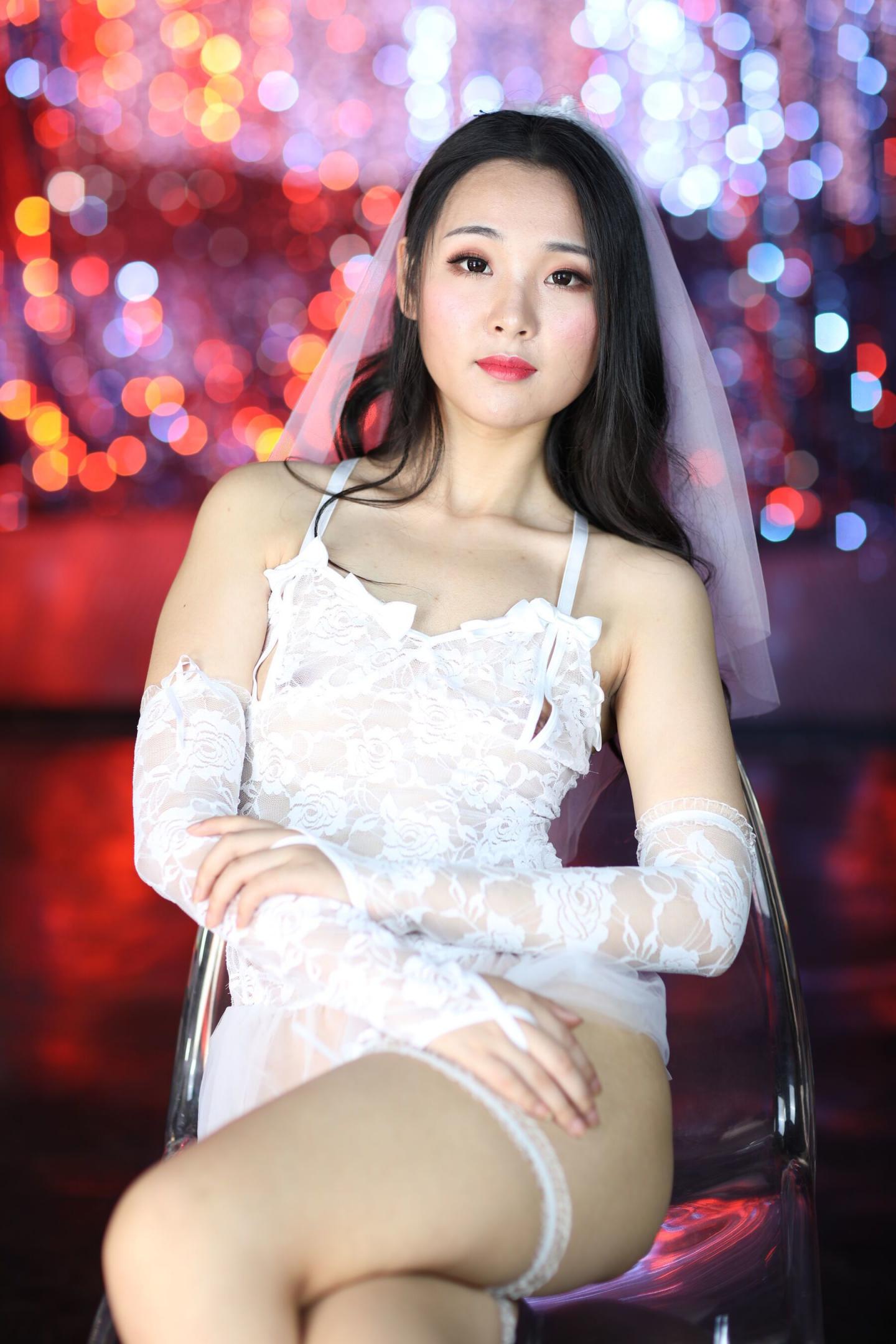 白色蕾丝妩媚的少妇
