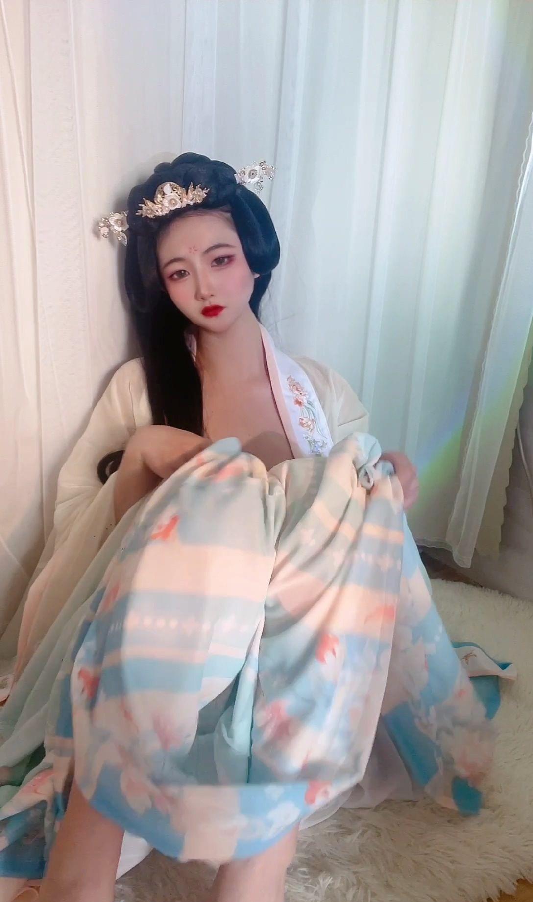 汉服嫩妹没人陪只能一个人自慰