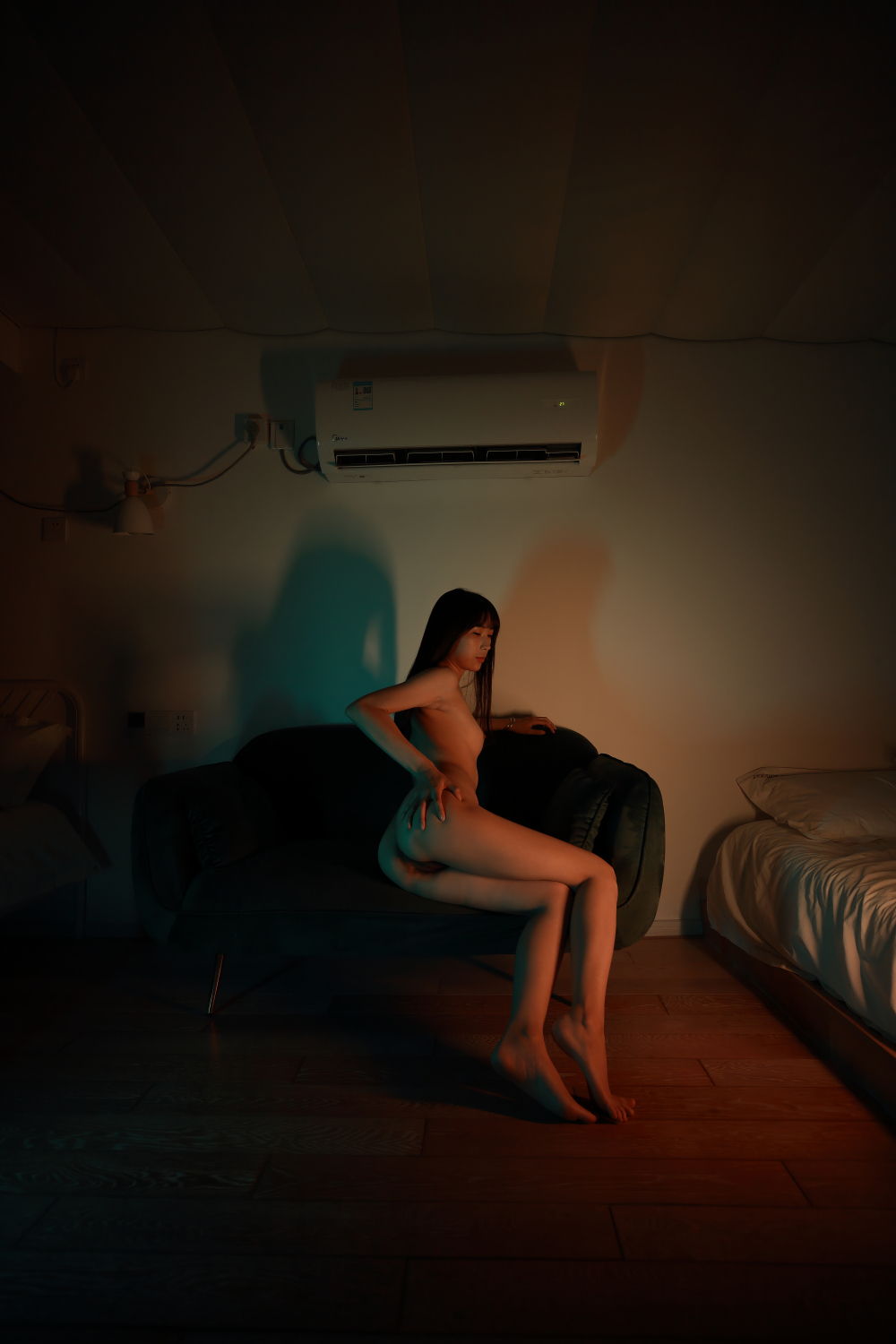 昏暗下美妙肉体的诱惑