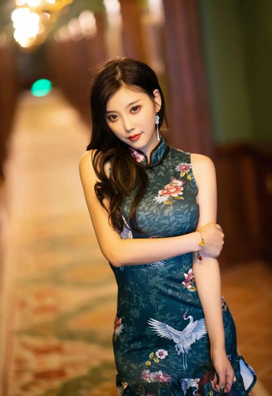 前凸后翘丰腴身材，修长细嫩黑丝美腿