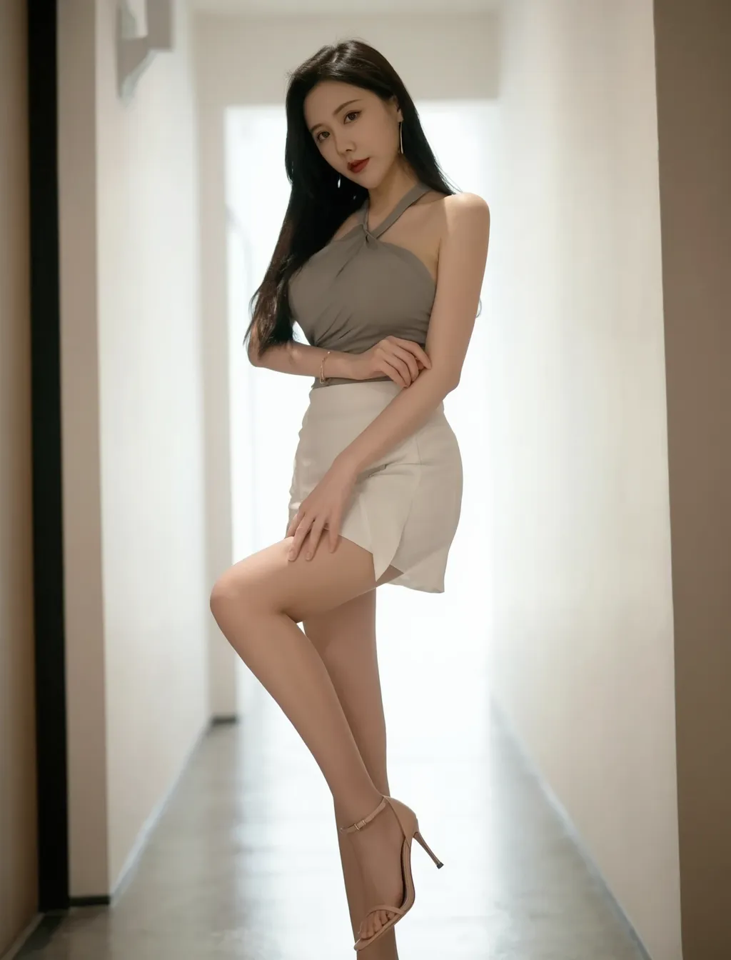 前凸后翘丰腴身材，修长细嫩黑丝美腿