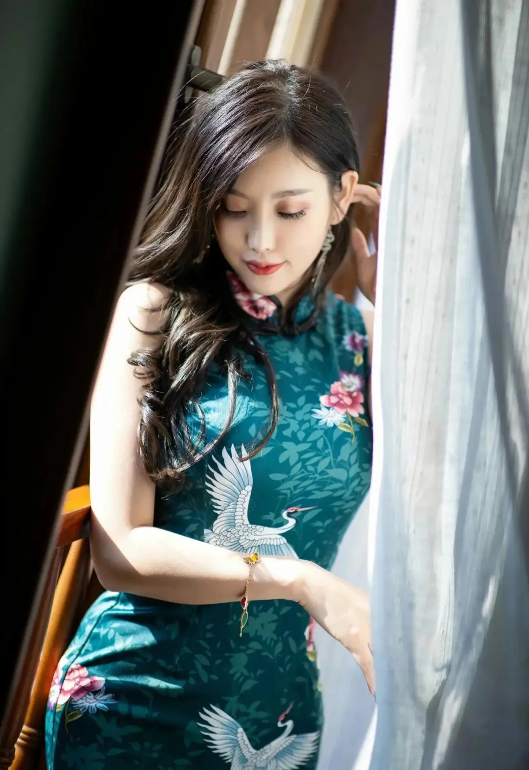 前凸后翘丰腴身材，修长细嫩黑丝美腿