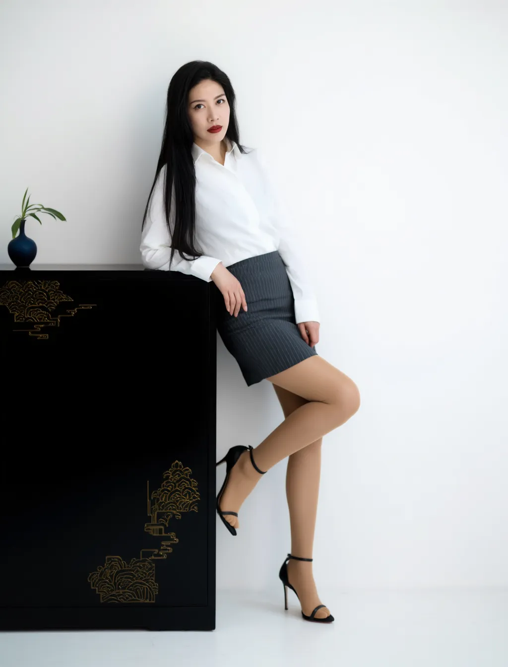 前凸后翘丰腴身材，修长细嫩黑丝美腿