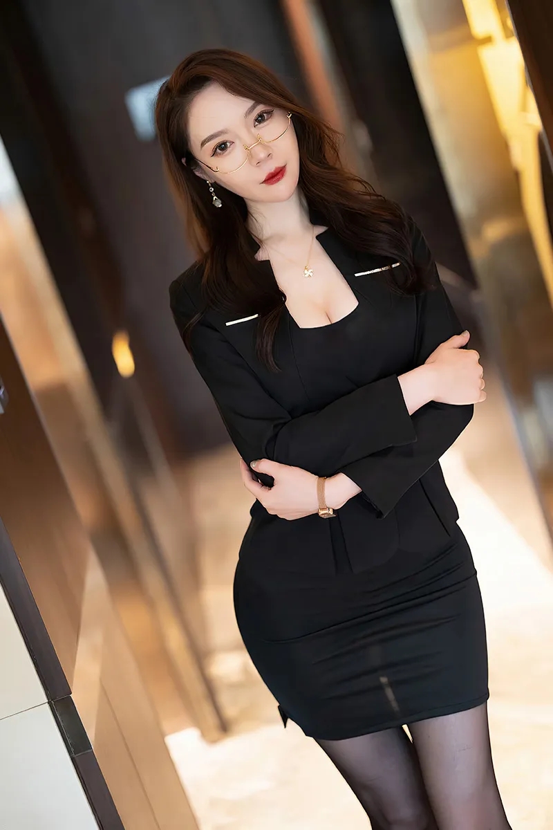 前凸后翘丰腴身材，修长细嫩黑丝美腿