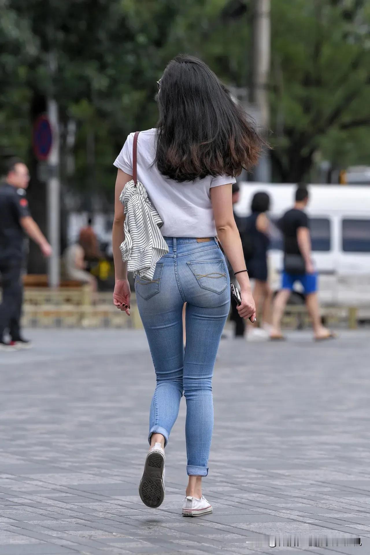 没有瑜伽裤的年代 我最喜欢看翘臀的紧身牛仔裤