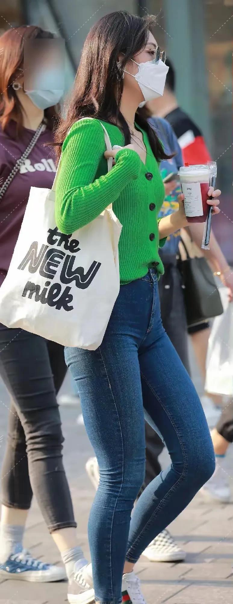 没有瑜伽裤的年代 我最喜欢看翘臀的紧身牛仔裤