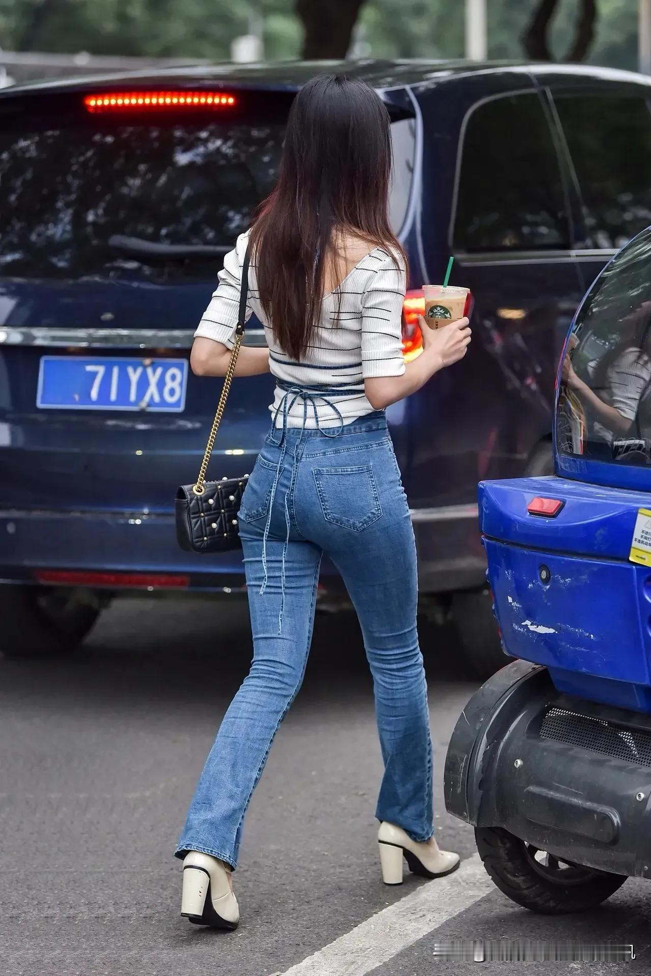 没有瑜伽裤的年代 我最喜欢看翘臀的紧身牛仔裤