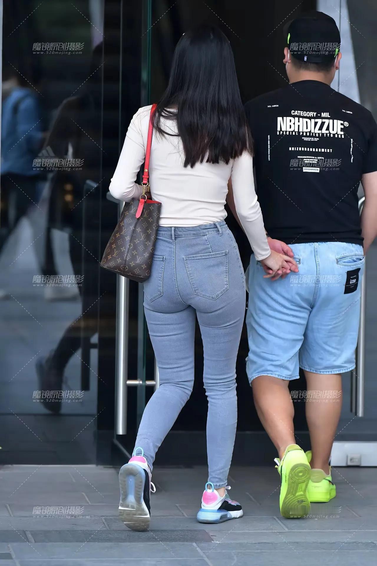 没有瑜伽裤的年代 我最喜欢看翘臀的紧身牛仔裤