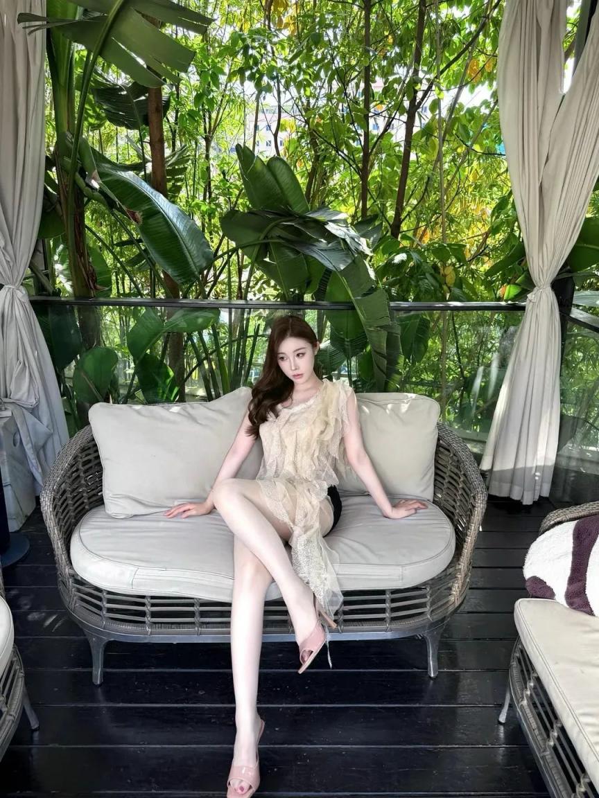 丰腴修长的美腿