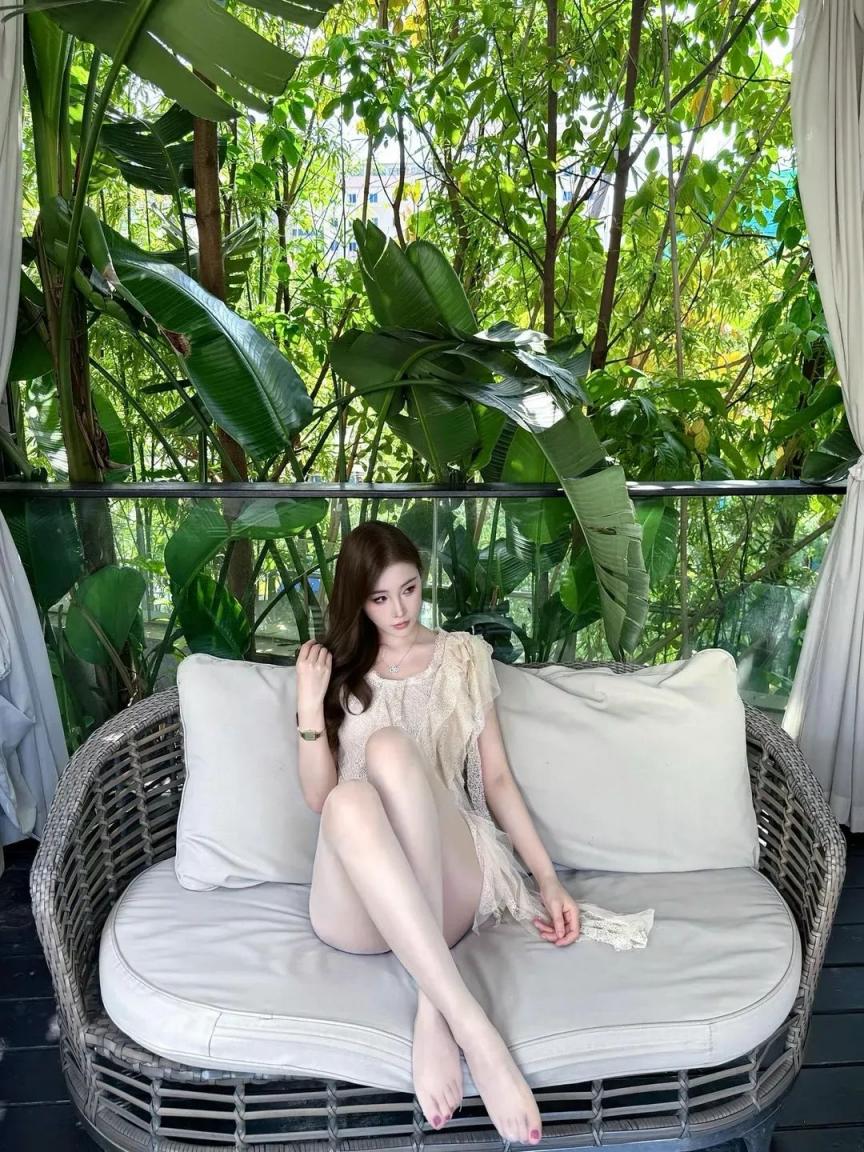 丰腴修长的美腿