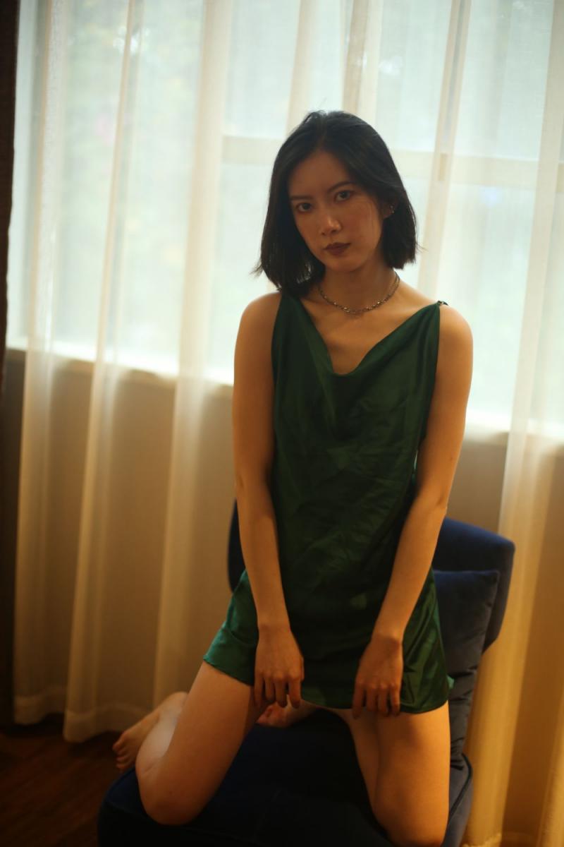 气质不错的蓝裙少妇