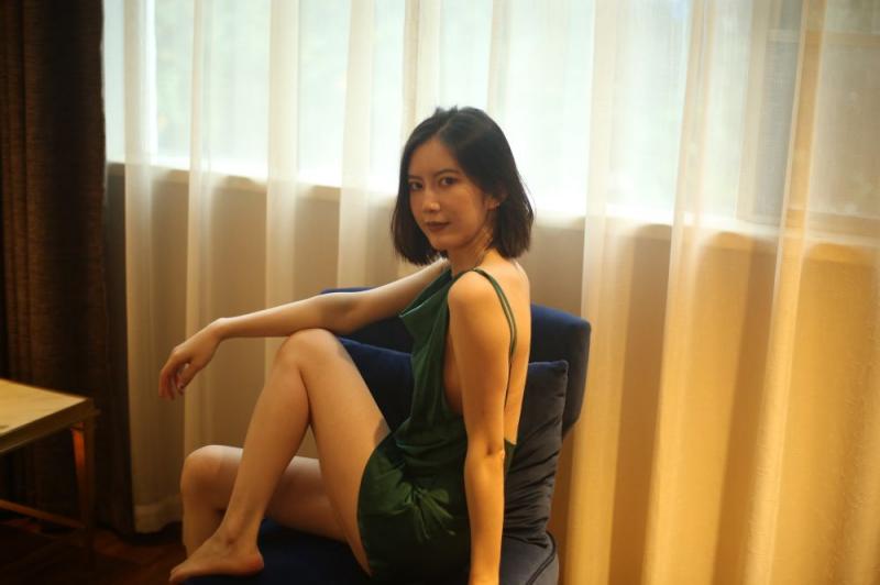 气质不错的蓝裙少妇