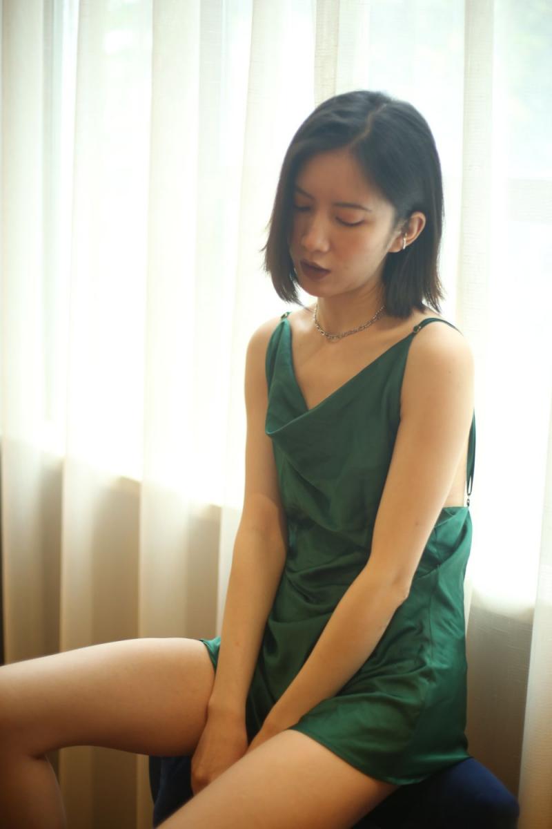 气质不错的蓝裙少妇