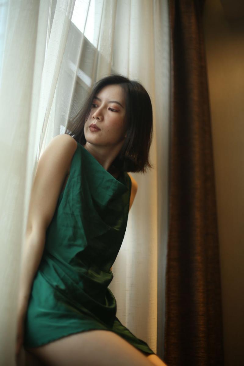 气质不错的蓝裙少妇