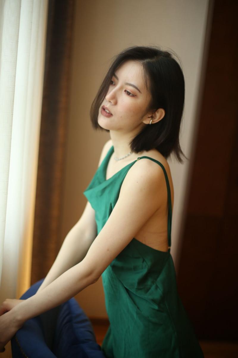 气质不错的蓝裙少妇