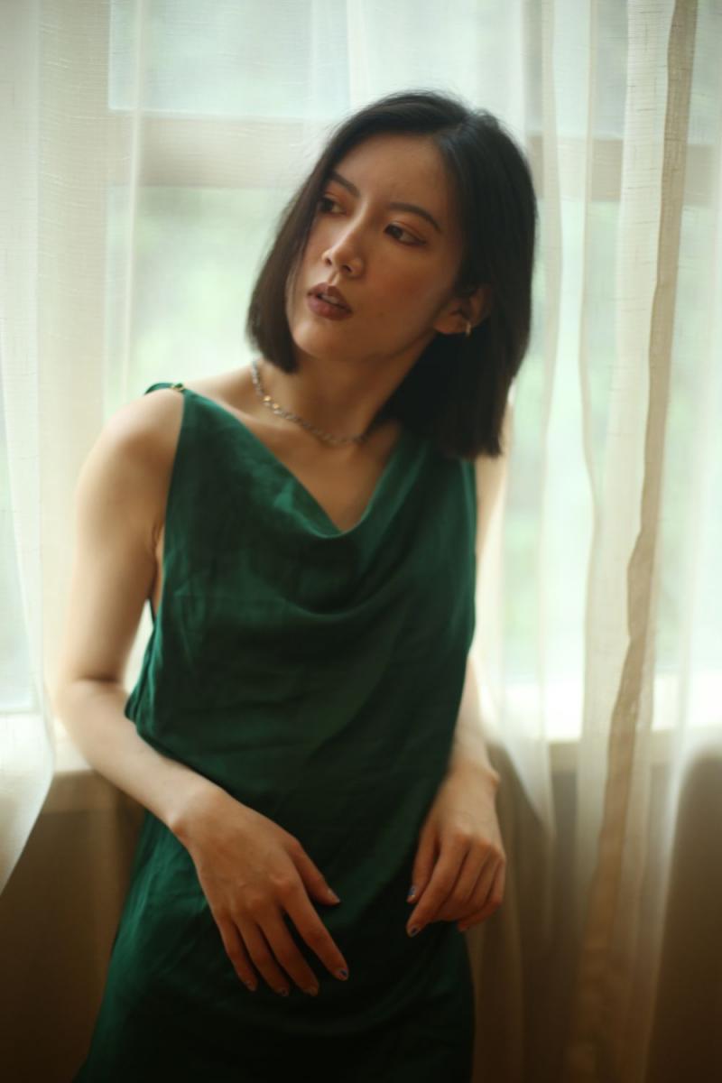 气质不错的蓝裙少妇