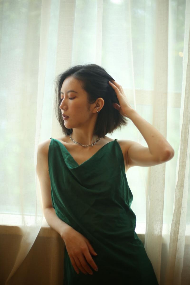 气质不错的蓝裙少妇