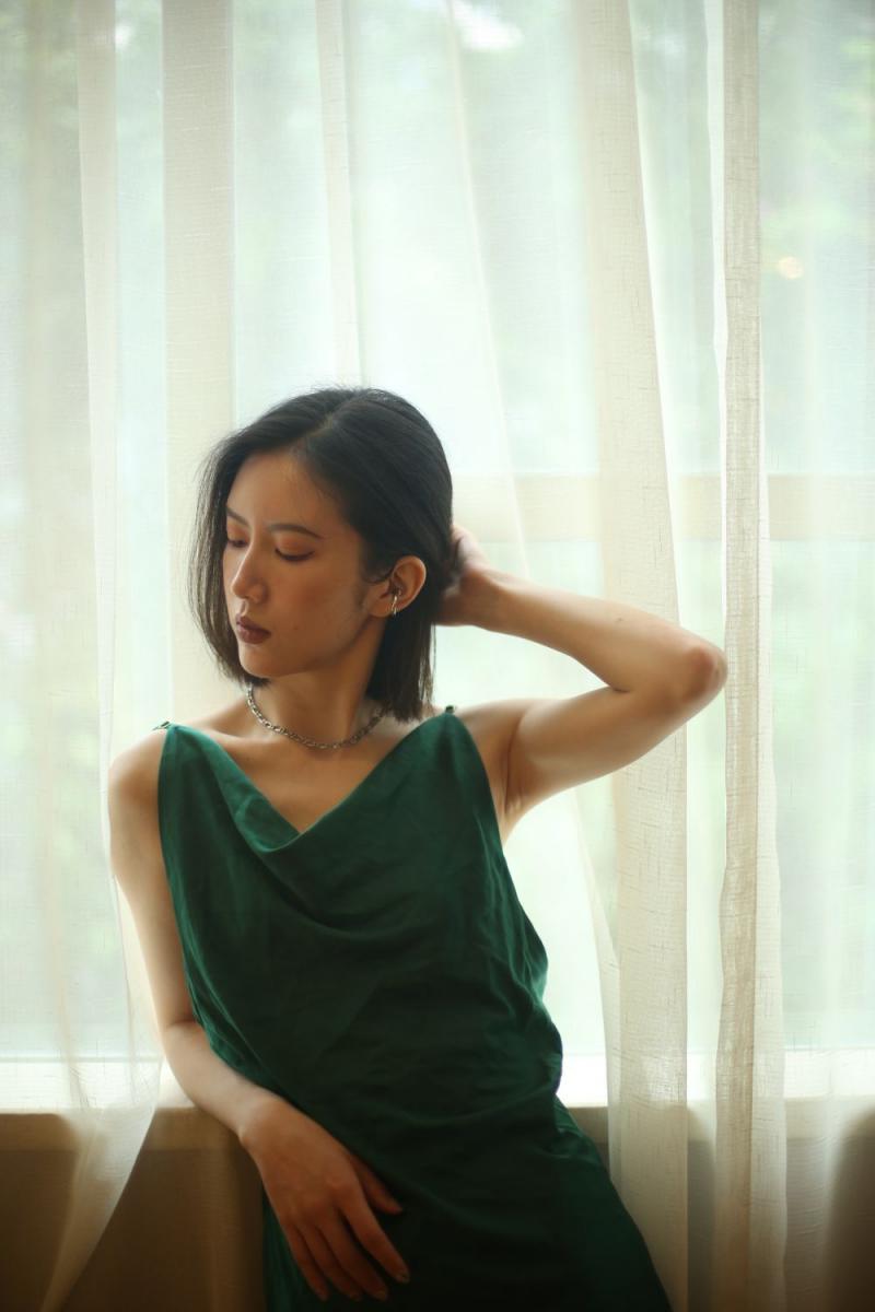 气质不错的蓝裙少妇