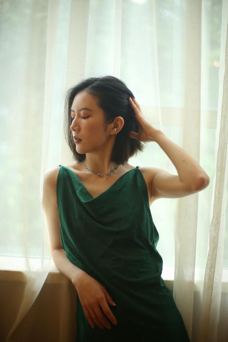 气质不错的蓝裙少妇