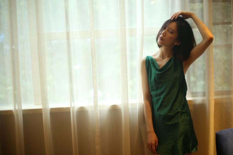 气质不错的蓝裙少妇