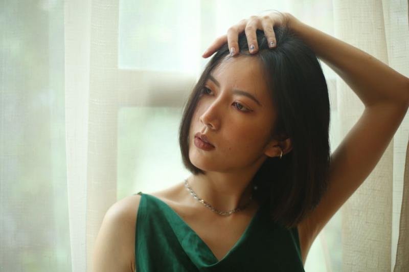 气质不错的蓝裙少妇