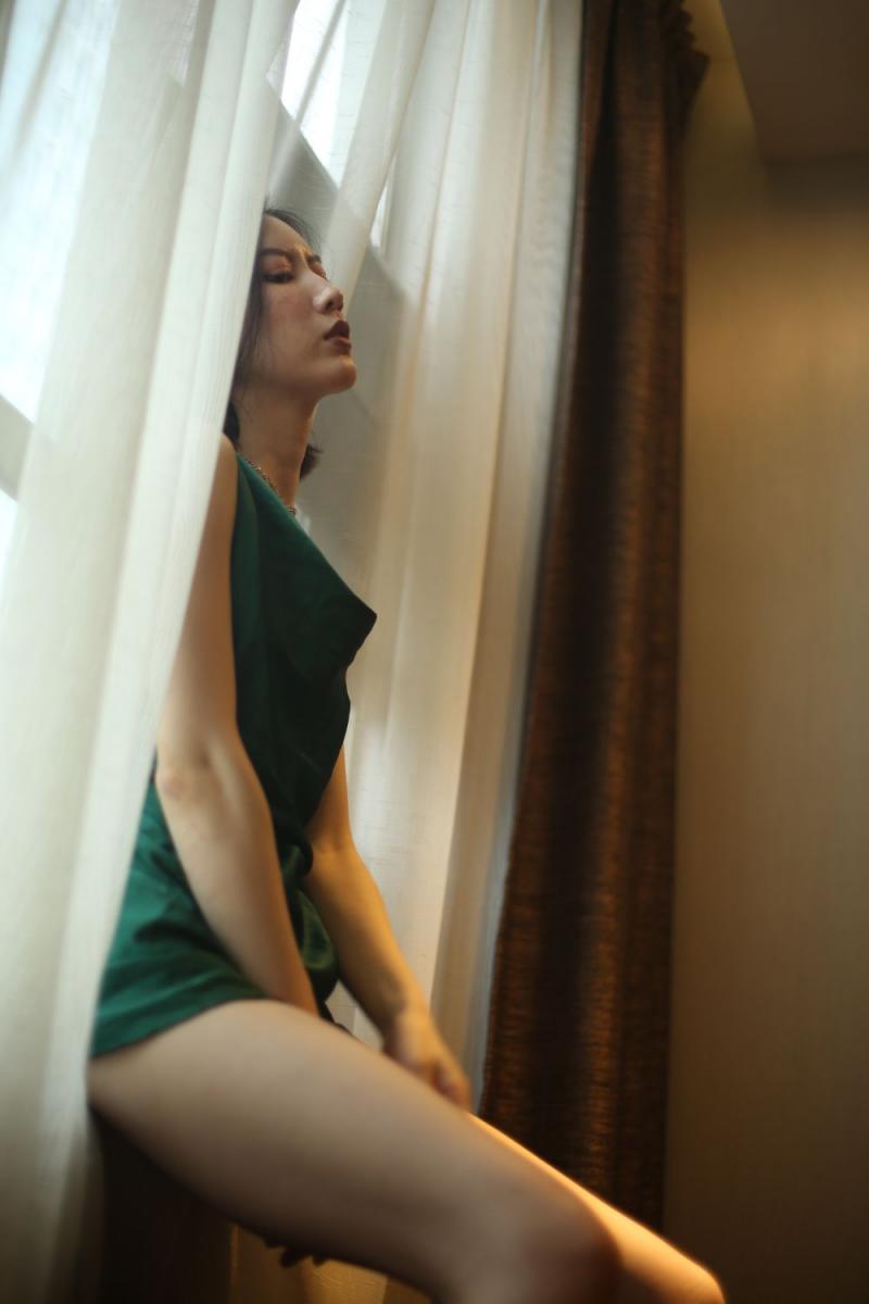 气质不错的蓝裙少妇