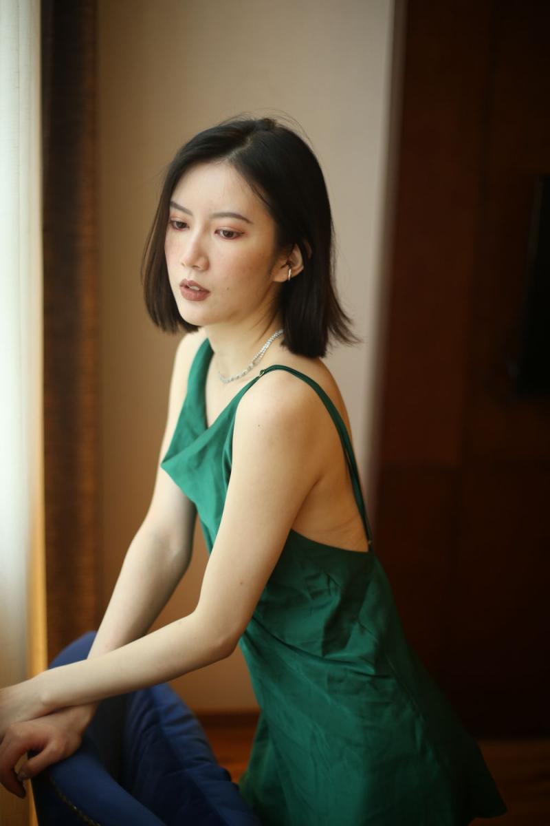 气质不错的蓝裙少妇