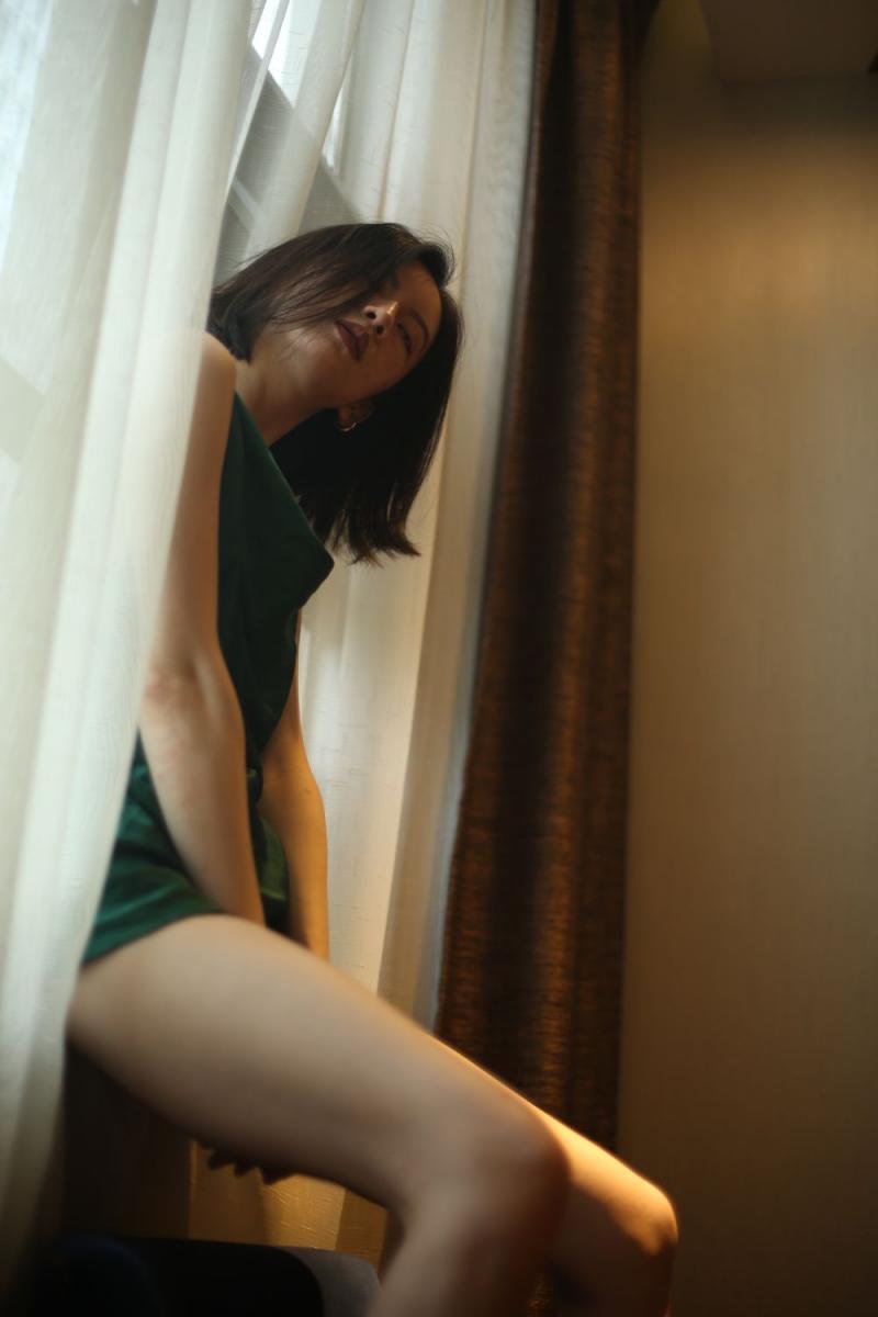 气质不错的蓝裙少妇