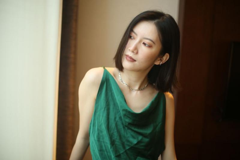 气质不错的蓝裙少妇