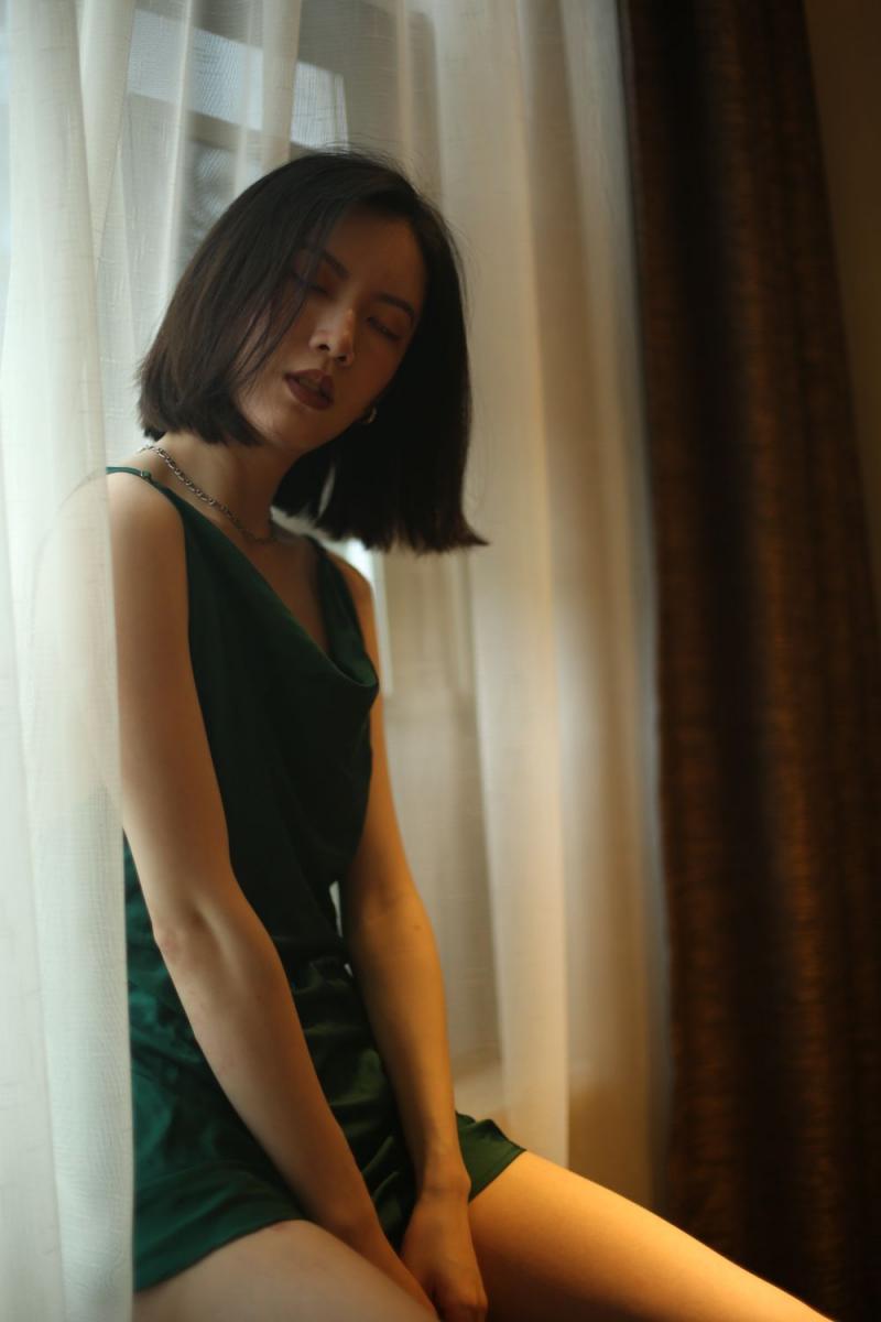 气质不错的蓝裙少妇