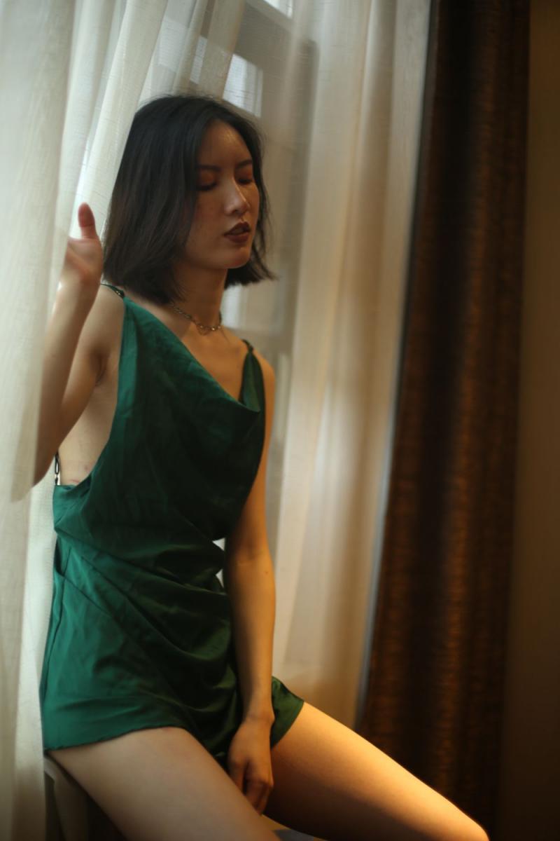 气质不错的蓝裙少妇