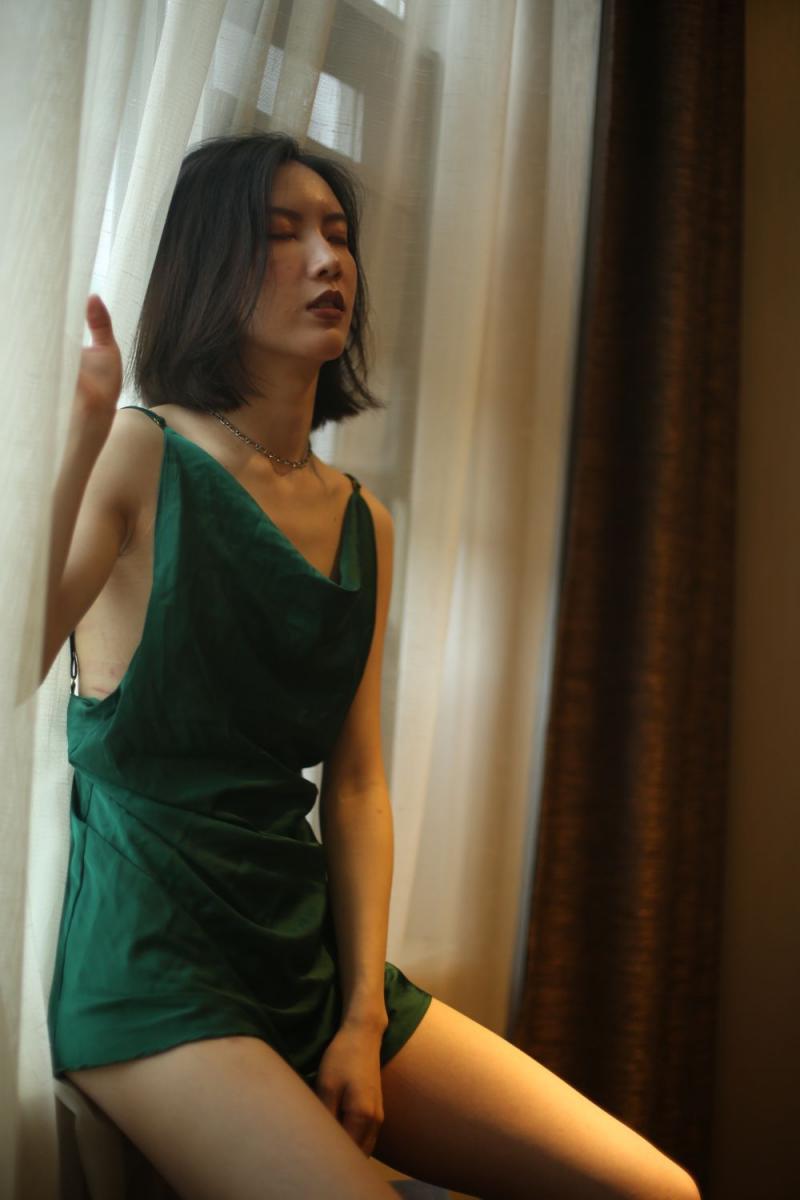 气质不错的蓝裙少妇