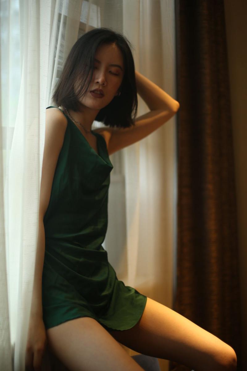 气质不错的蓝裙少妇