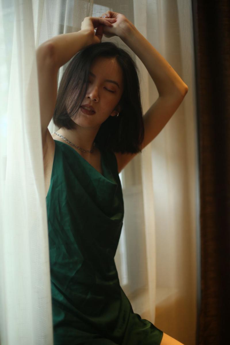 气质不错的蓝裙少妇