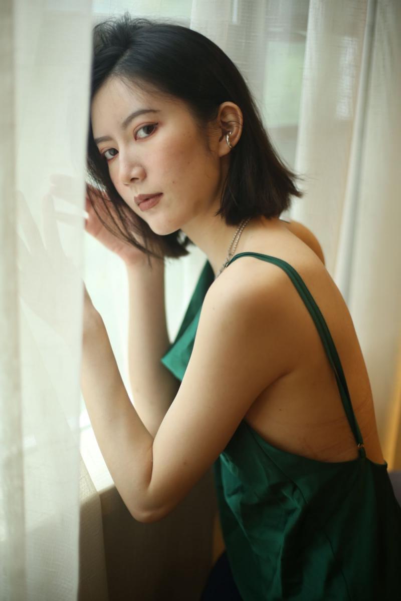 气质不错的蓝裙少妇