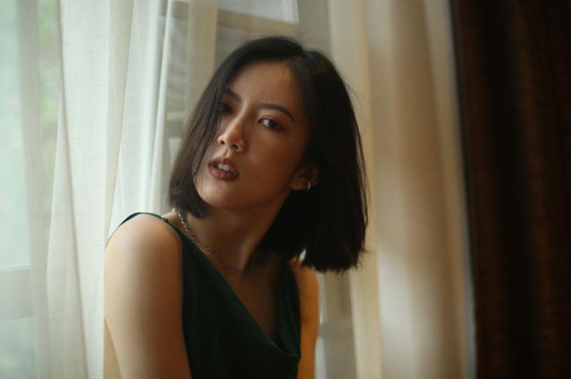 气质不错的蓝裙少妇