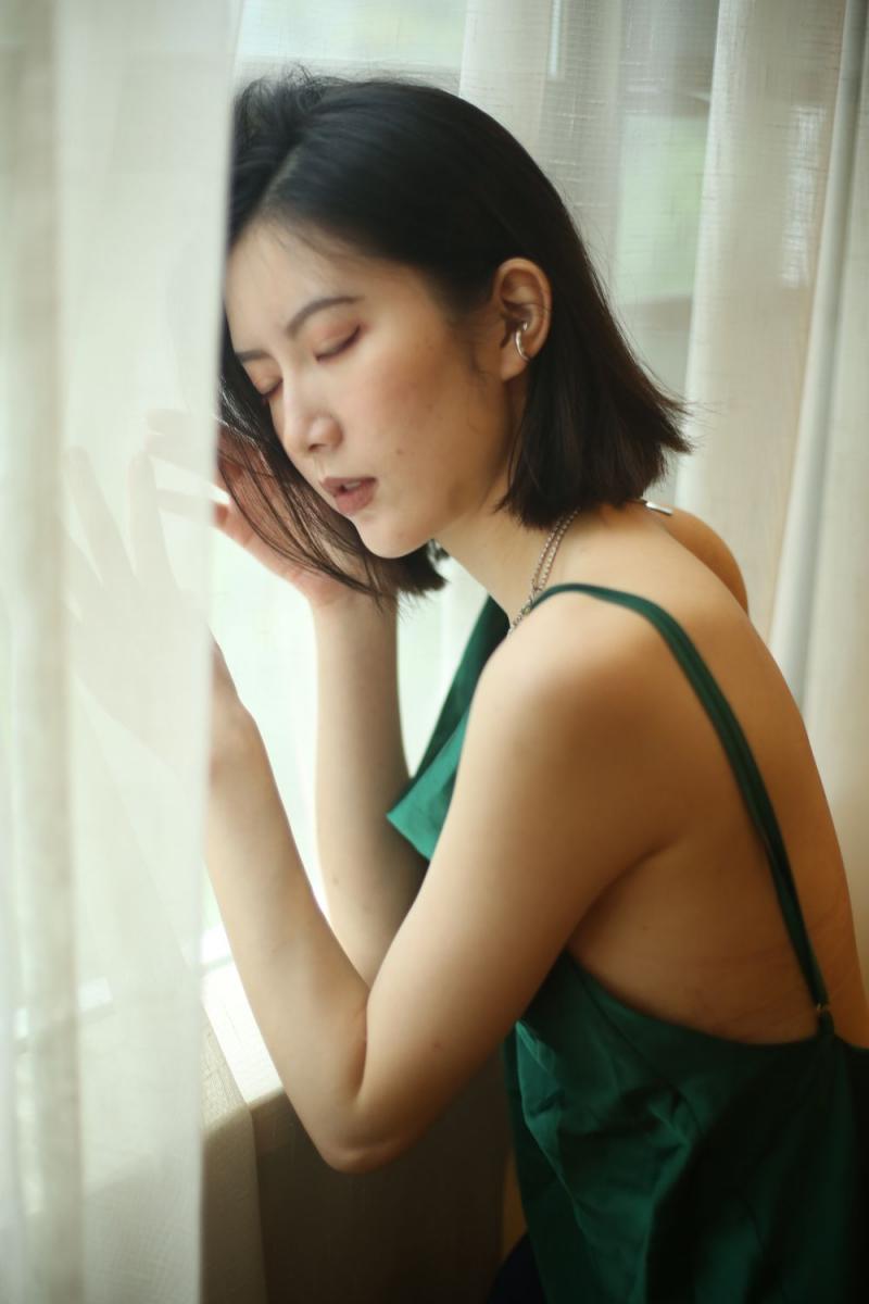 气质不错的蓝裙少妇