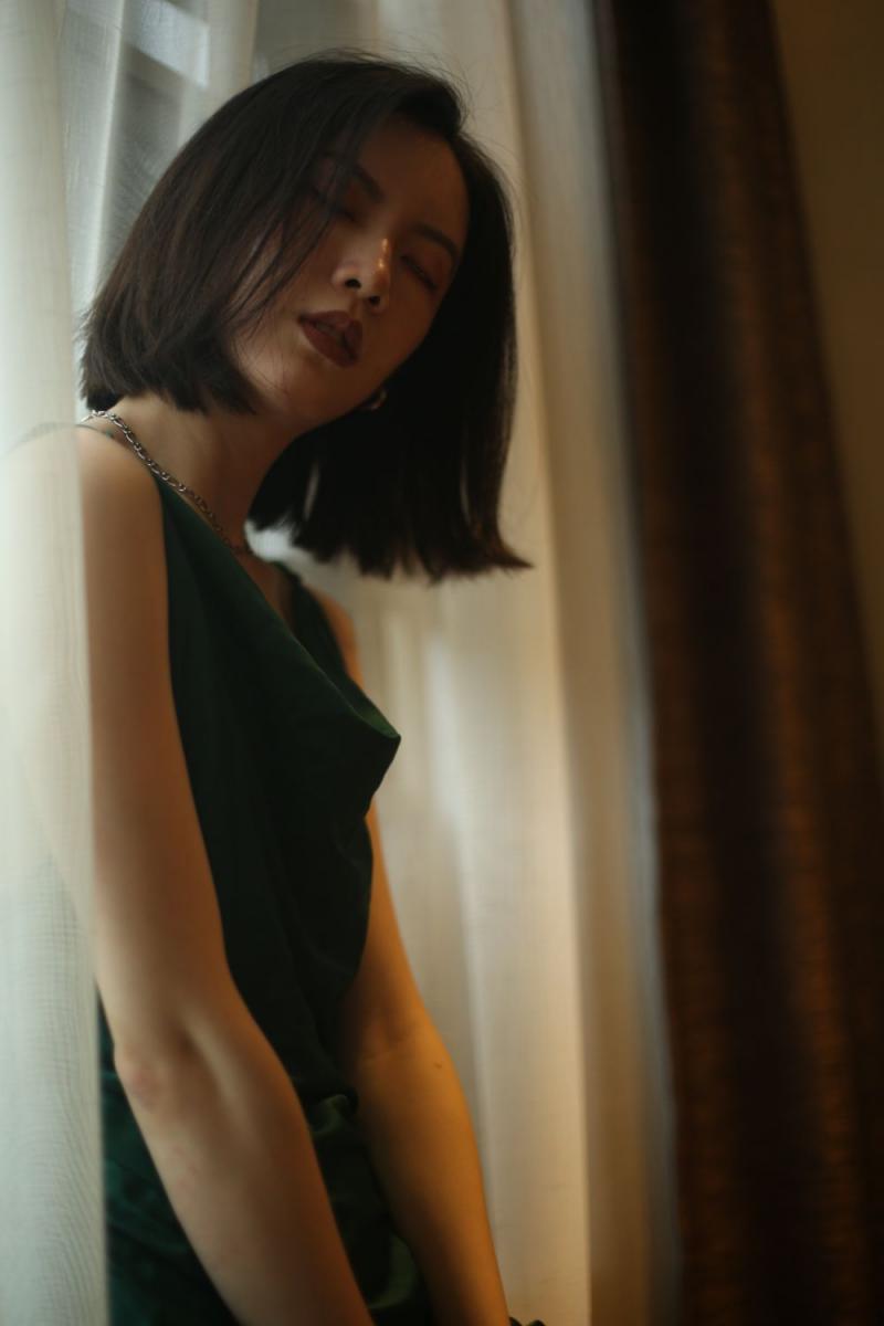 气质不错的蓝裙少妇