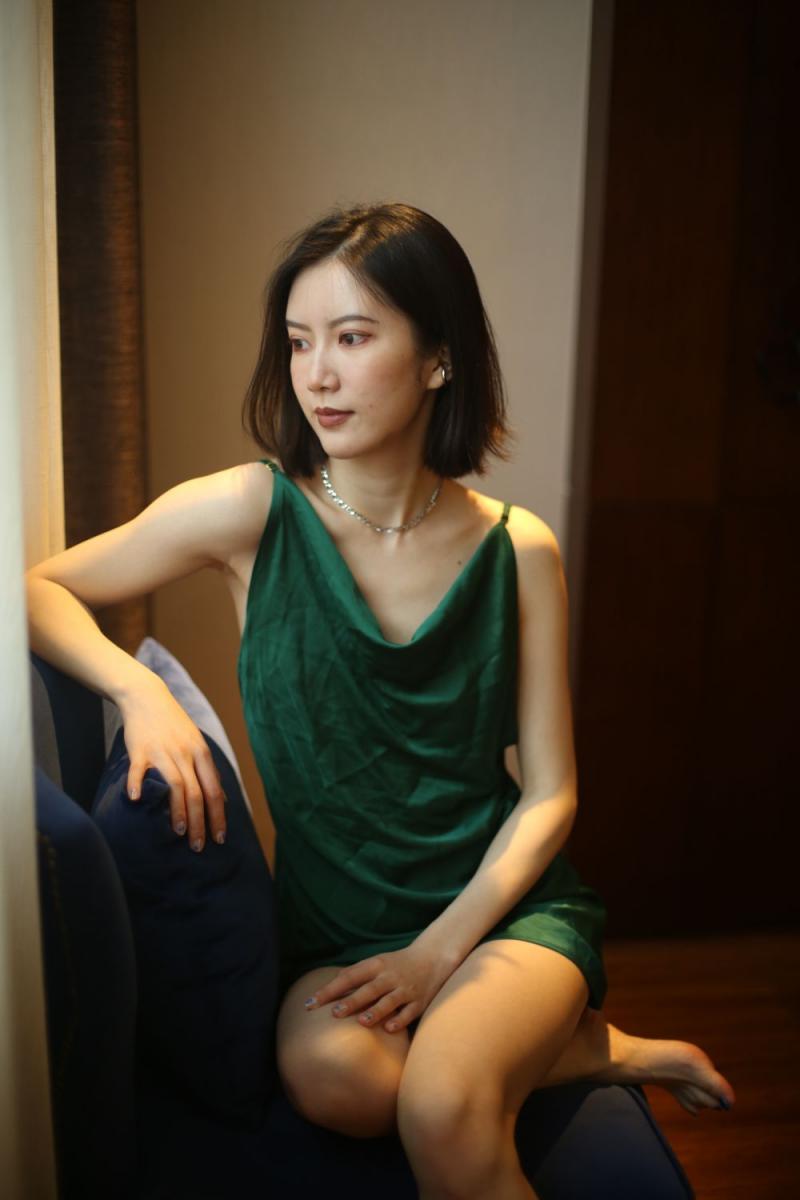 气质不错的蓝裙少妇