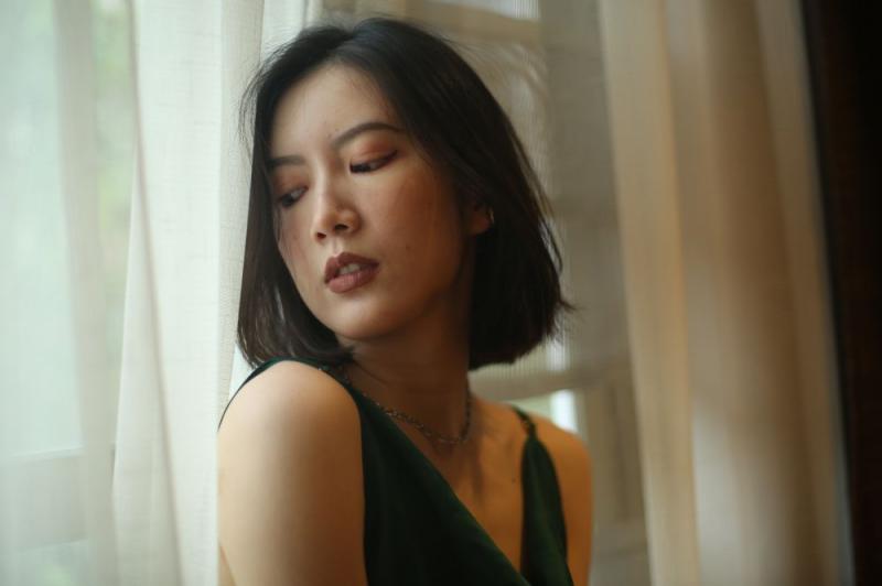 气质不错的蓝裙少妇