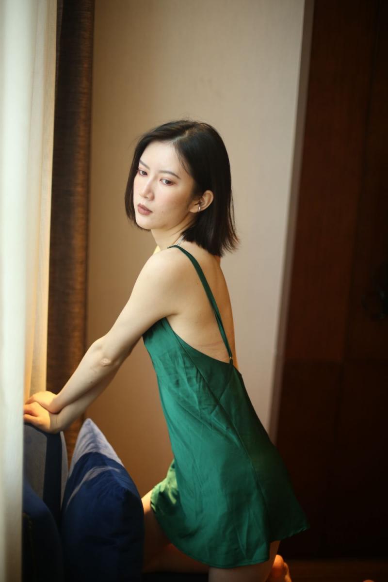 气质不错的蓝裙少妇