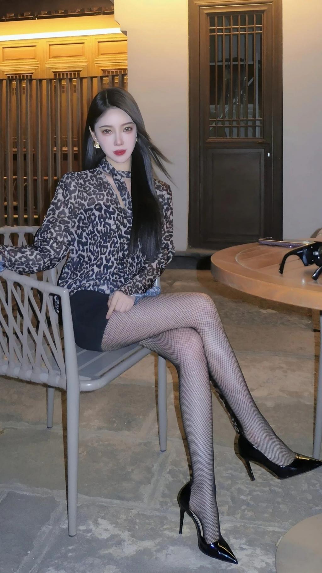 包臀裙纤腰大长腿