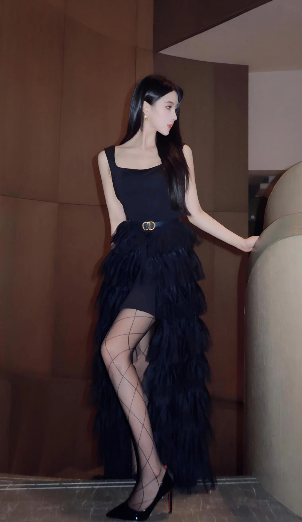 包臀裙纤腰大长腿