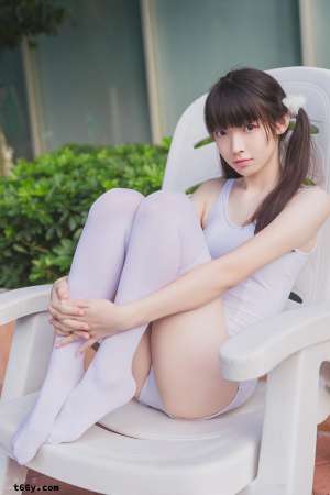 泳池旁的少女