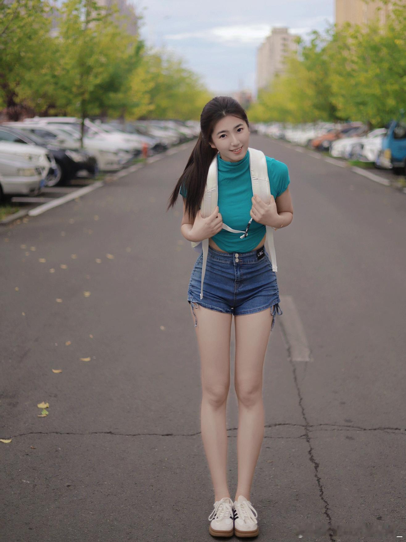 搔首弄姿的年轻妹子[32P]