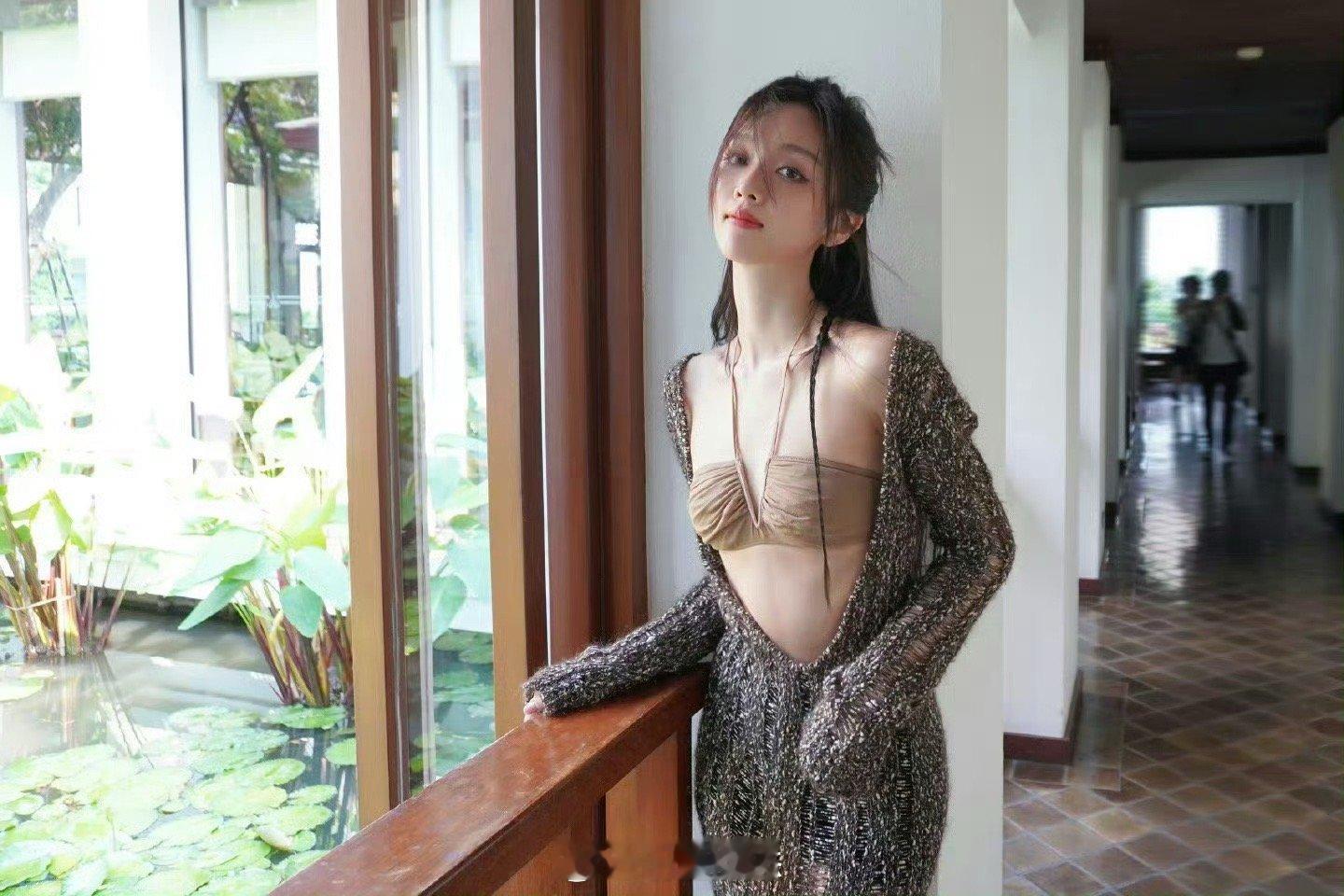 搔首弄姿的年轻妹子[32P]